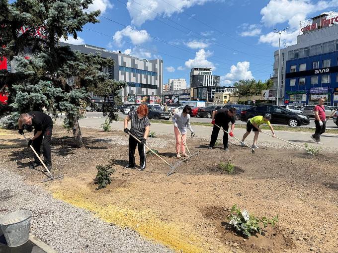Новини Харкова: біля чотирьох станцій метро з'явилися клумби