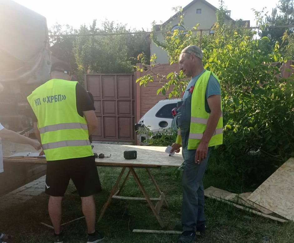Пошкоджено десятки будинків через авіаатаку, комунальники ліквідують наслідки: Новини Харкова
