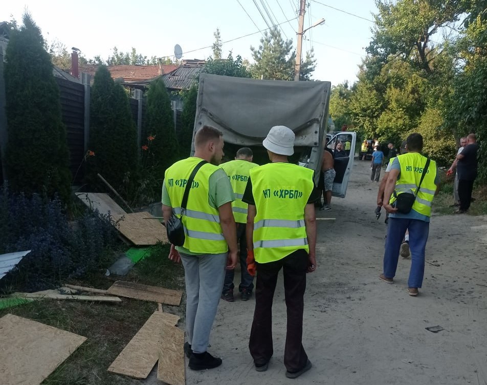Пошкоджено десятки будинків через авіаатаку, комунальники ліквідують наслідки: Новини Харкова