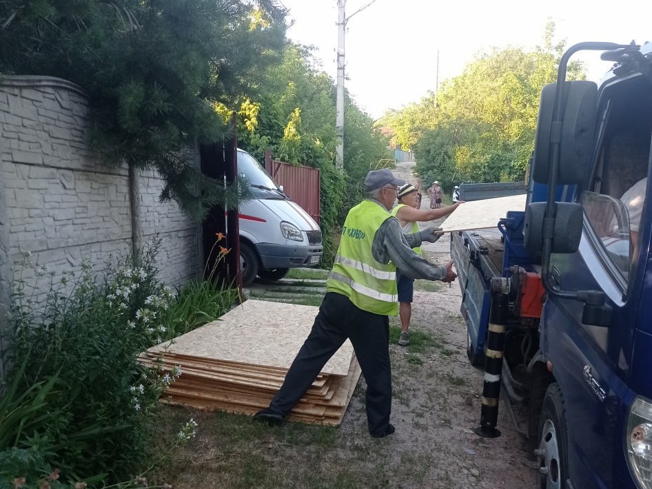 Пошкоджено десятки будинків через авіаатаку, комунальники ліквідують наслідки: Новини Харкова