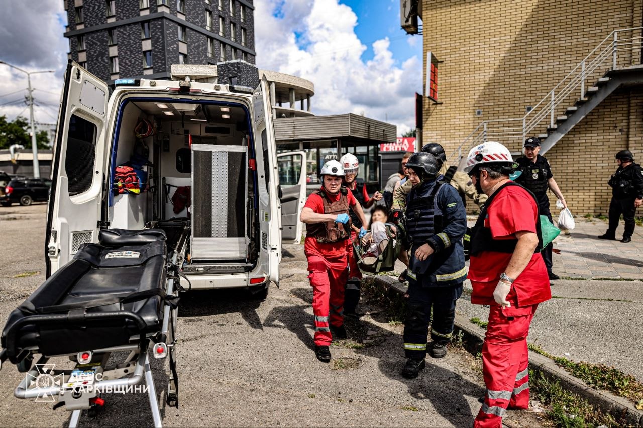 Допомогли мешканцям Харкова, які постраждали через атаку БПЛА біля метро, рятувальники: Новини Харкова