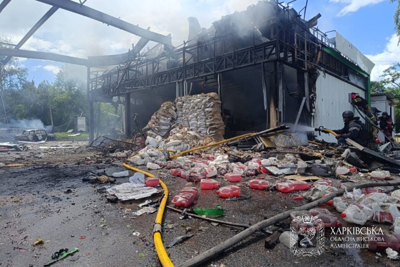 Вбили мирного мешканця та зруйнували будівлю АЗС на Харківщині росіяни: Новини Харкова