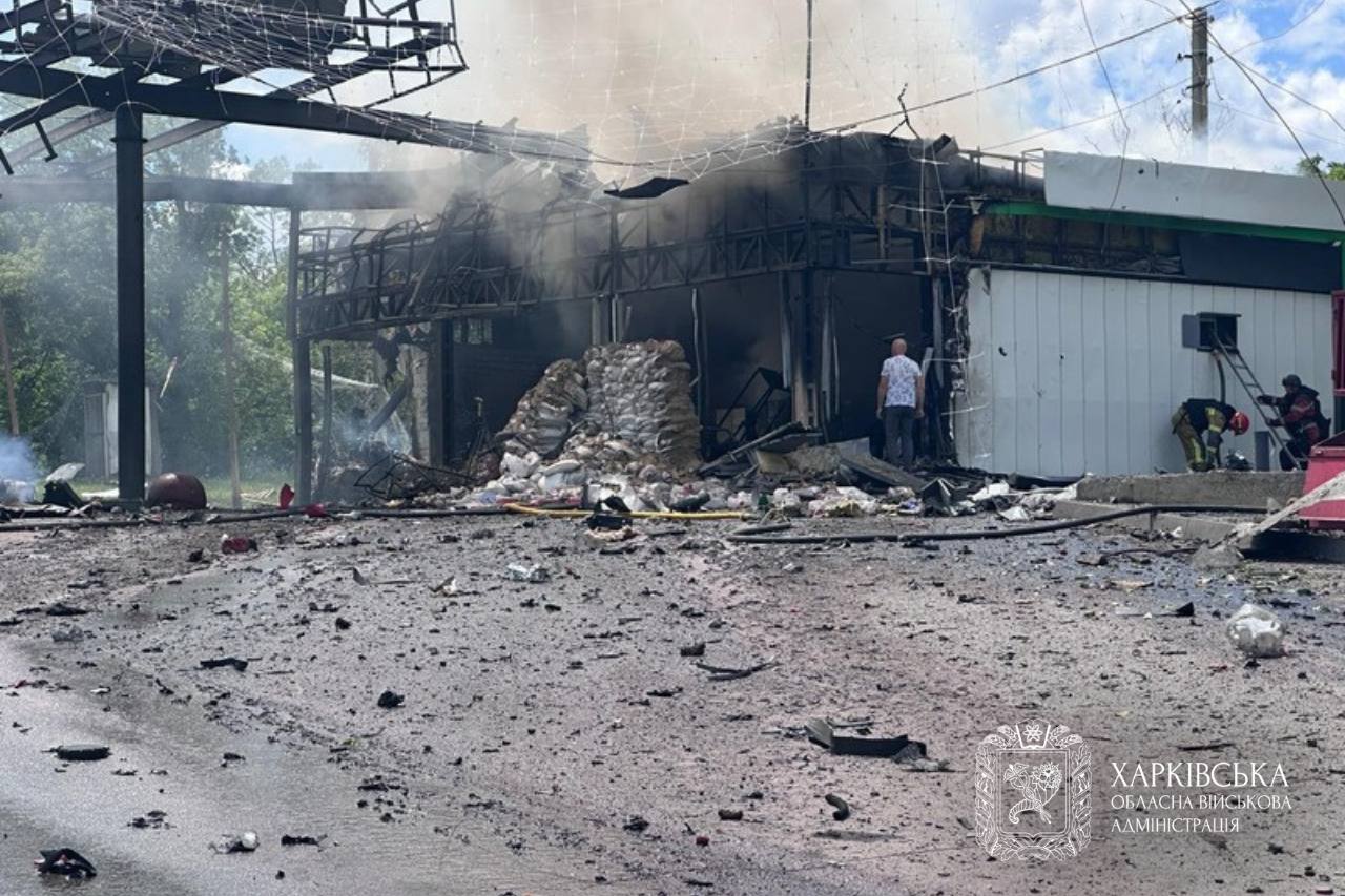 Вбили мирного мешканця та зруйнували будівлю АЗС на Харківщині росіяни: Новини Харкова