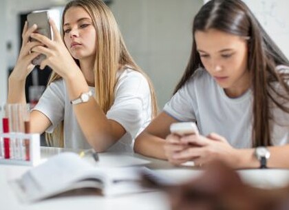 Заборона гаджетів у школах та вишах: у Верховній Раді розглянули законопроєкт
