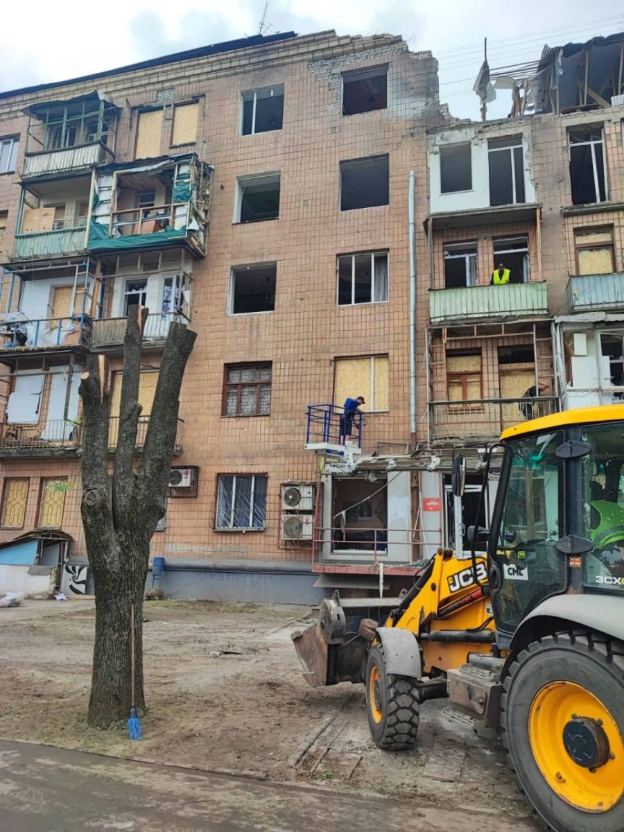 Новини Харкова: відновлюють будинок після ракетного удару