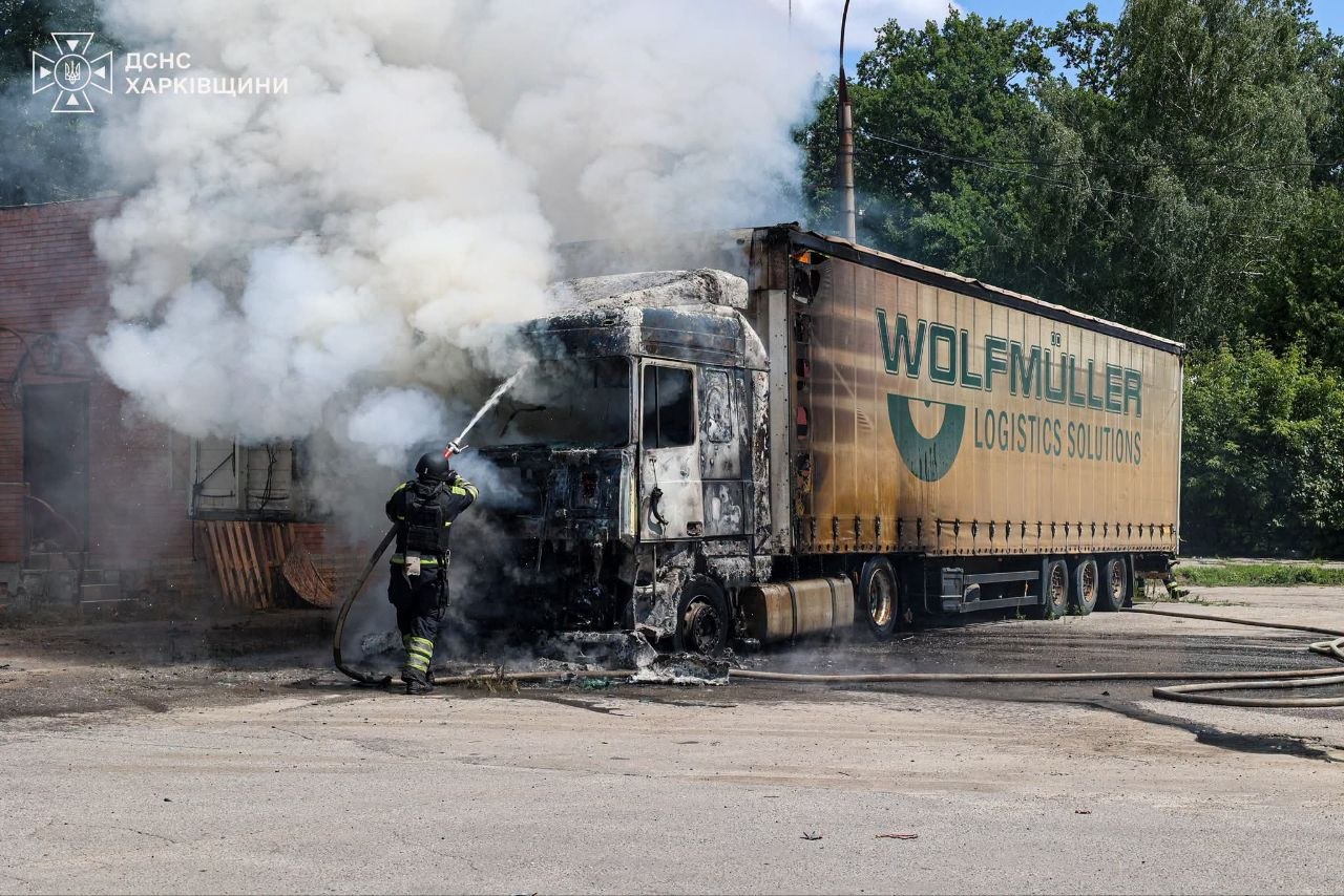 Спалахнула вантажівка та ємність із газом, є постраждала через вородий удар по автозаправці: Новини Харкова