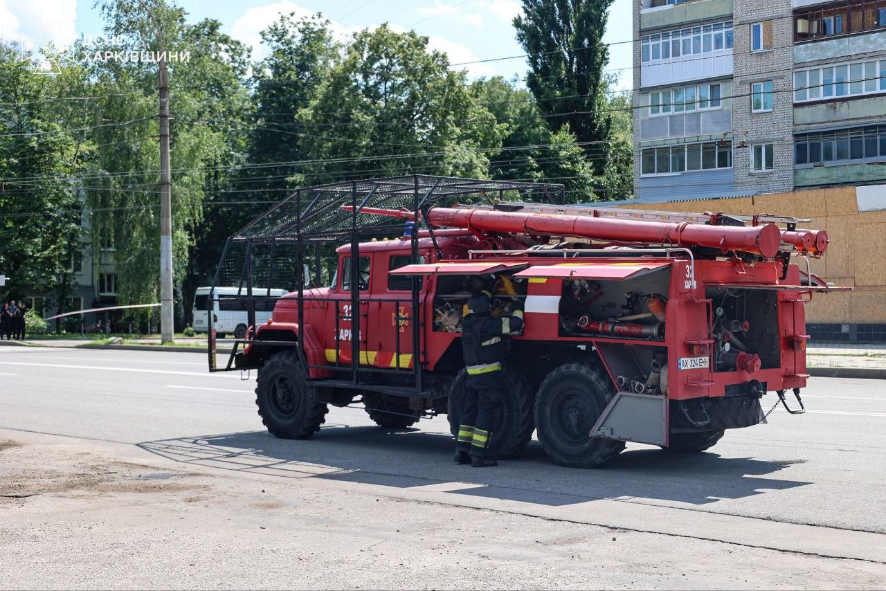 Спалахнула вантажівка та ємність із газом, є постраждала через вородий удар по автозаправці: Новини Харкова