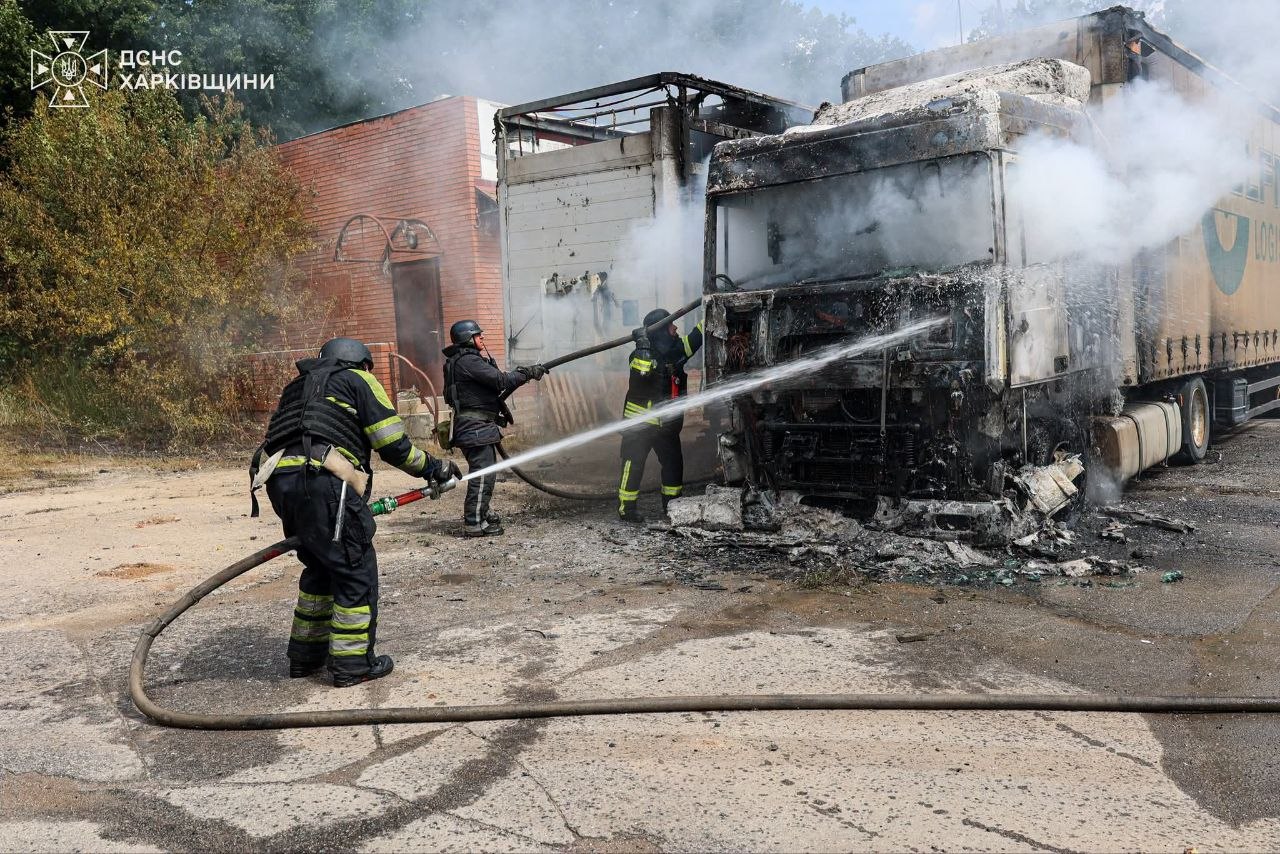 Спалахнула вантажівка та ємність із газом, є постраждала через вородий удар по автозаправці: Новини Харкова