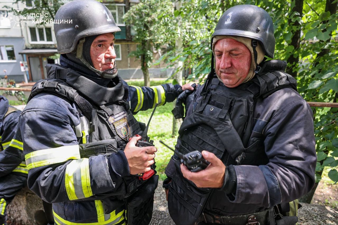 Спалахнула вантажівка та ємність із газом, є постраждала через вородий удар по автозаправці: Новини Харкова