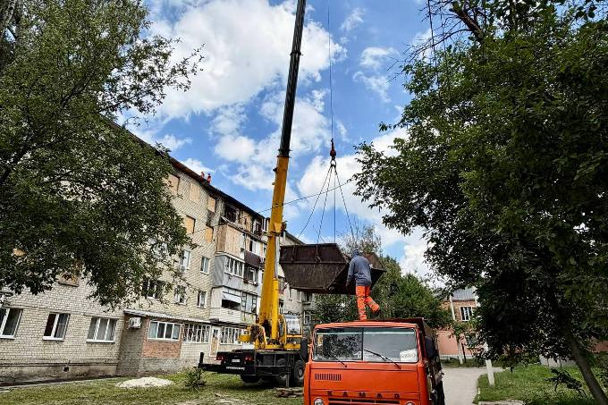 Новини Харкова: на Киргизькій відновлюють пошкоджений будинок