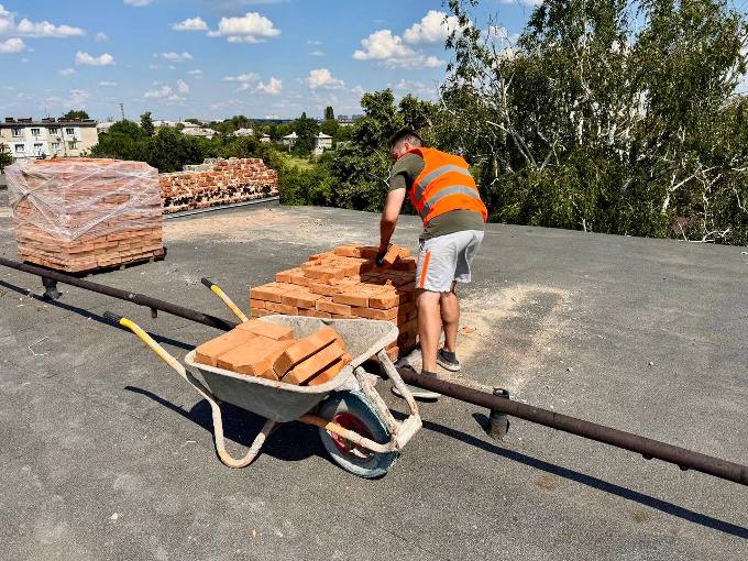 Новини Харкова: на Киргизькій відновлюють пошкоджений будинок