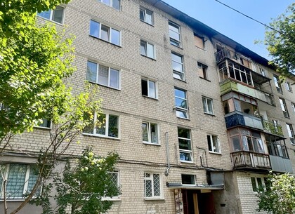 У Харкові відновлюють пошкоджену обстрілами багатоповерхівку на вулиці Киргизькій (фото)