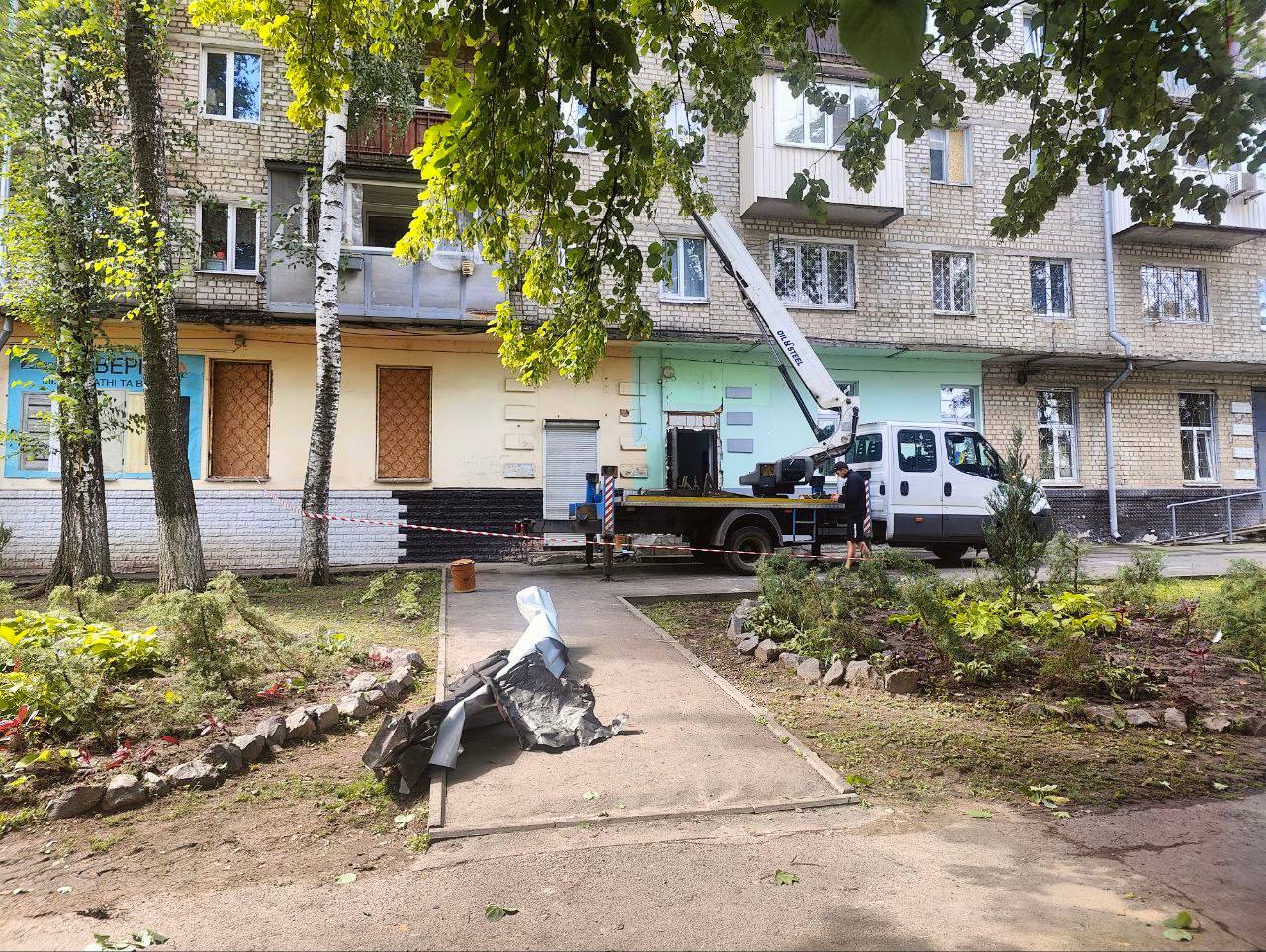 Новини Харкова: у Новобаварському районі закривають вибиті вікна