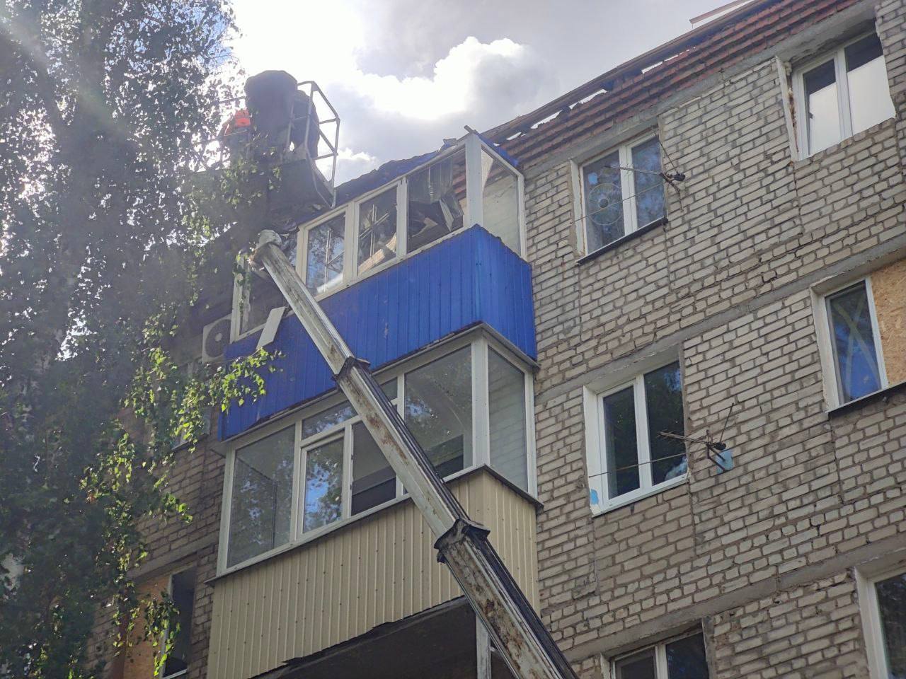 Новини Харкова: у Новобаварському районі закривають вибиті вікна