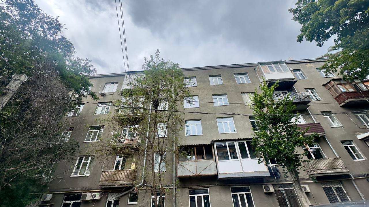 Зміцнили стіни та закрили контури й триває подальша відбудова розбомбленої багатоповерхівки у центрі міста: Новини Харкова