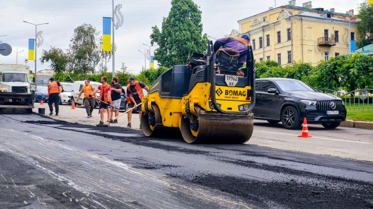 Завершили ремонт тротуарів на Бурсацькому узвозі дорожники: Новини Харкова