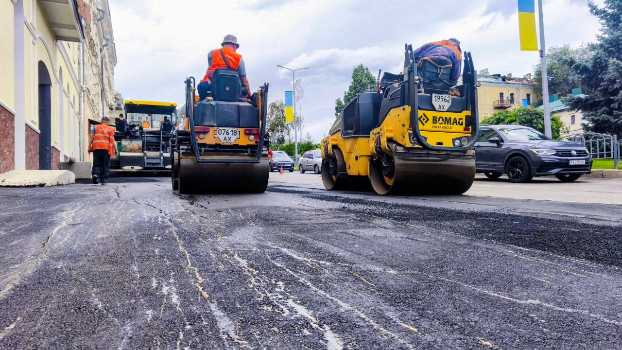 Завершили ремонт тротуарів на Бурсацькому узвозі дорожники: Новини Харкова