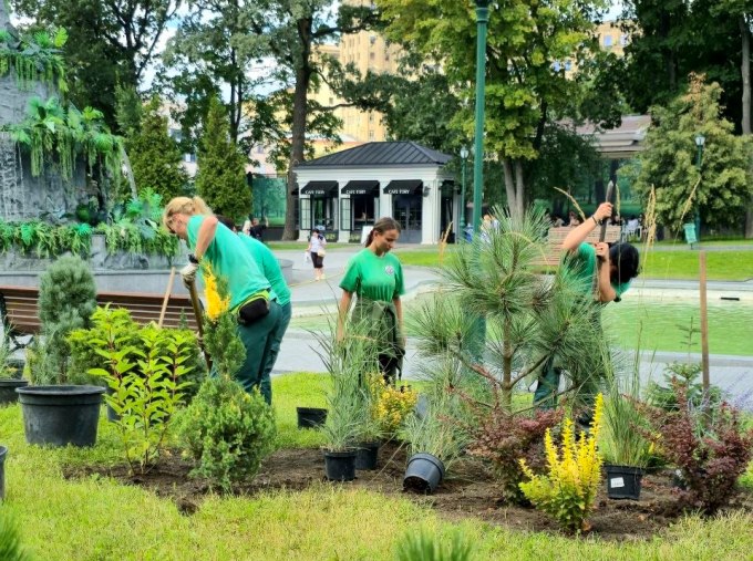 Новини Харкова: у саду Шевченка створюють нову зелену композицію
