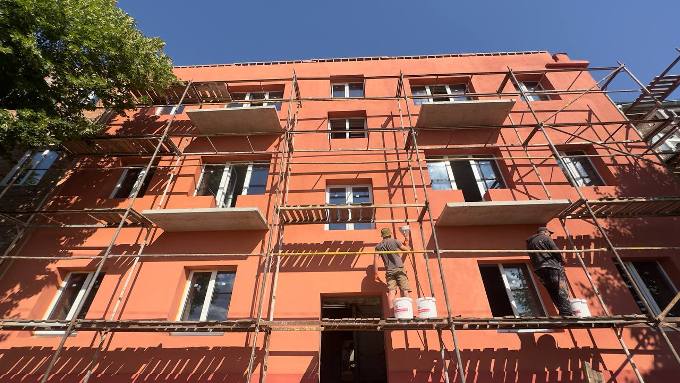 Новини Харкова: на вулиці Ахієзерів відновлюють пошкоджений будинок