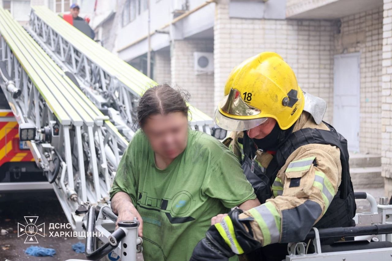 Вбили двох людей під час ранкового обстрілу Салтівки росіяни, зруйновані перекриття: Новини Харкова