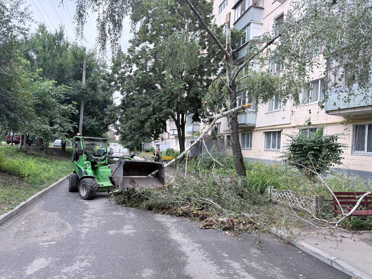 Повалив дерева, пошкодив мережі та намиви буревій у Новобаварському районі: Новини Харкова