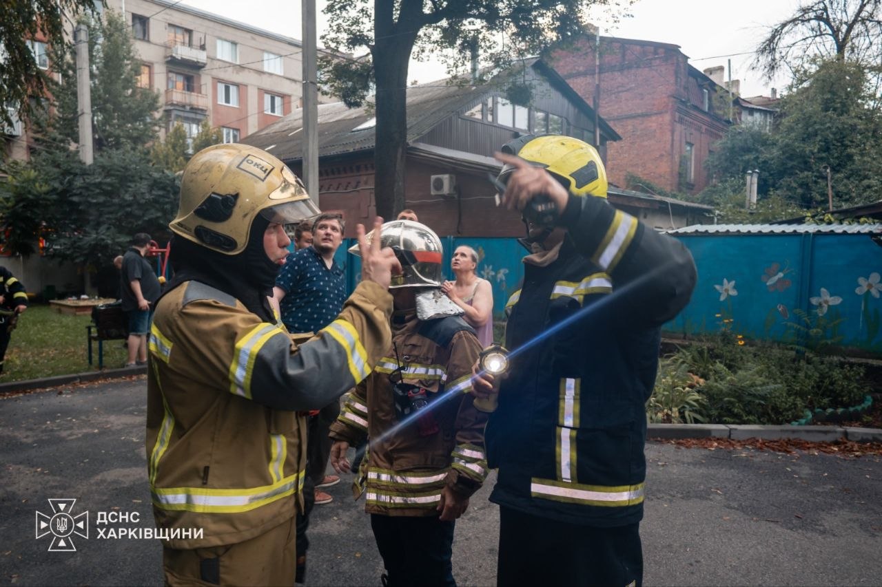 Врятували двох людей під час пожежі вогнеборці: Новини Харкова