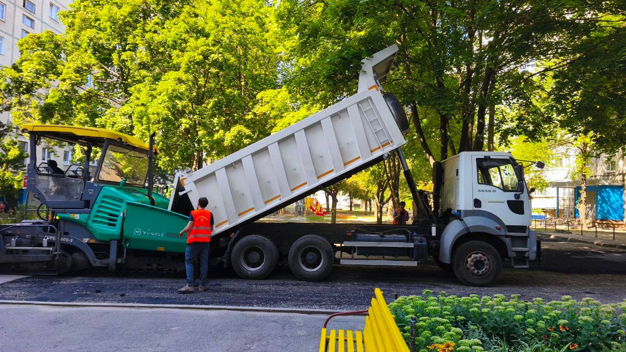 Оновлюють внутрішньоквартальні дороги та тротуари дорожники міста: Новини Харкова