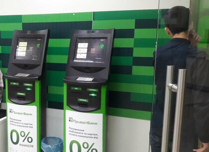 ПриватБанк «повиснув»: клієнти не можуть внести готівку та провести платежі