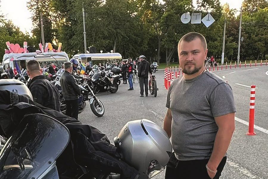 Новини Харкова: нацгвардієць будує укріплення
