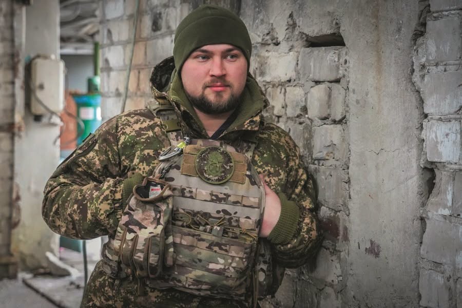 Новини Харкова: нацгвардієць будує укріплення