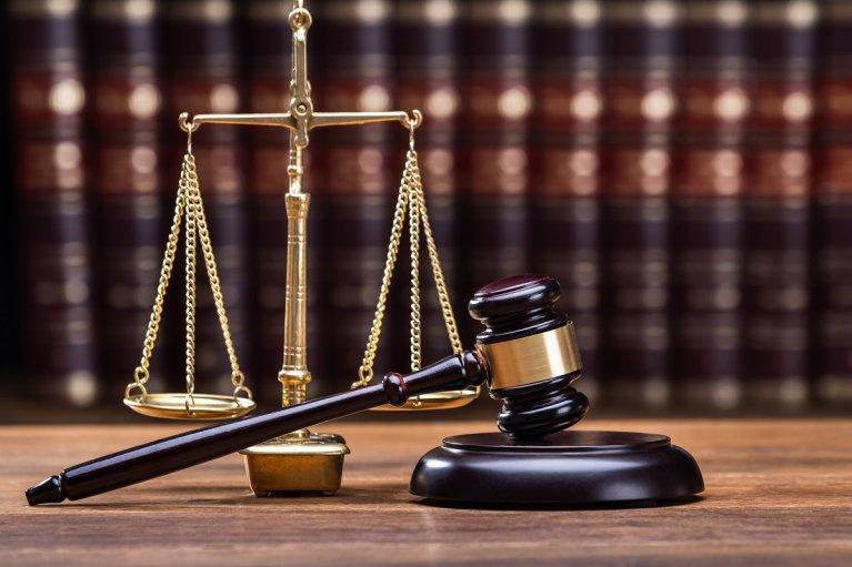 Залякала та змусила жорстоко вбити власну бабусю 13-річного сина мати заради грошей
