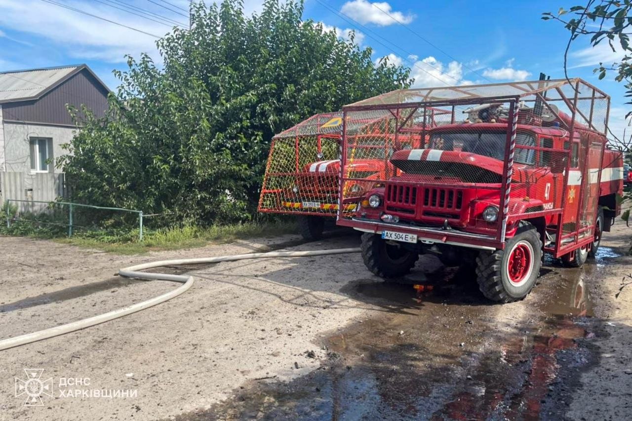 Ліквідовують пожежу після ворожих ударів по приватному сектору рятувальники: Новини Харкова