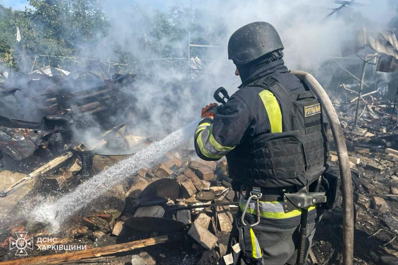 Ліквідовують пожежу після ворожих ударів по приватному сектору рятувальники: Новини Харкова