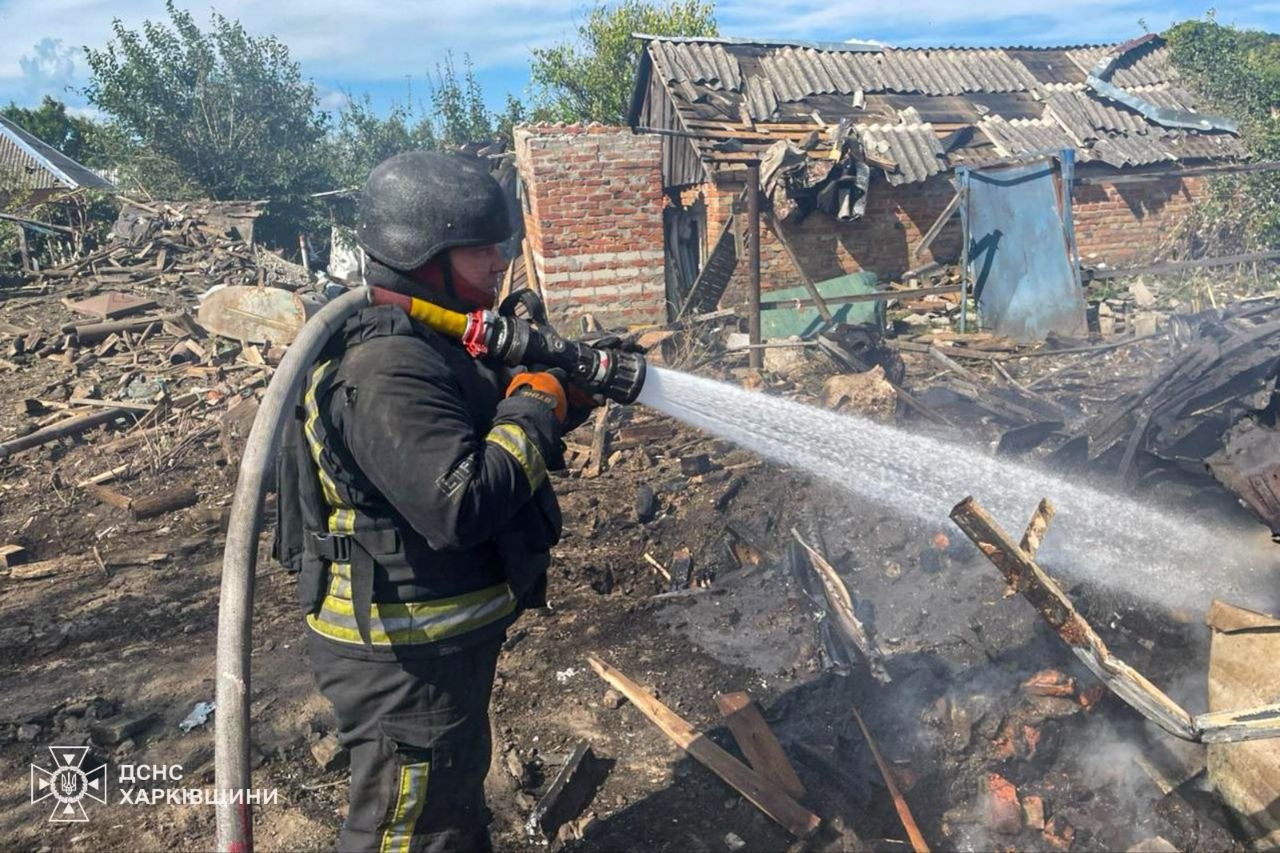 Ліквідовують пожежу після ворожих ударів по приватному сектору рятувальники: Новини Харкова