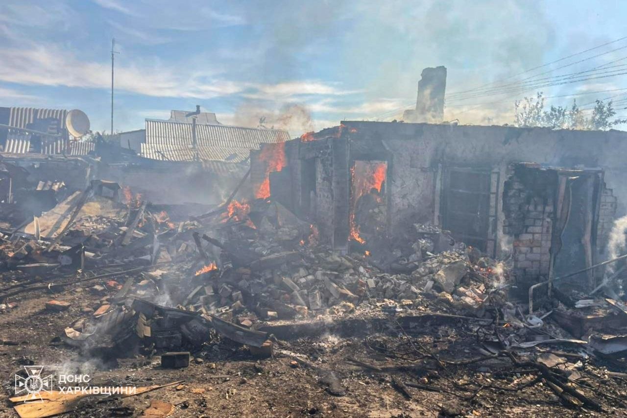 Ліквідовують пожежу після ворожих ударів по приватному сектору рятувальники: Новини Харкова