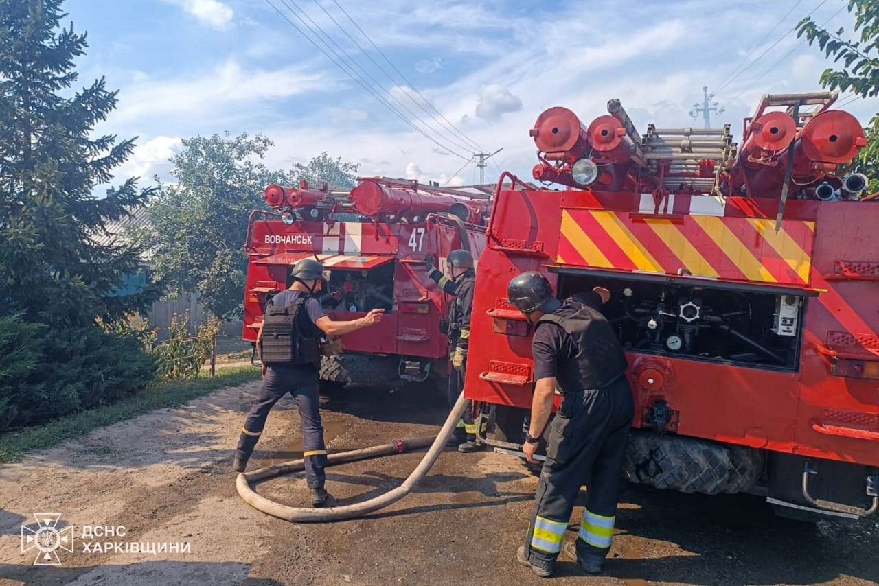 Ліквідовують пожежу після ворожих ударів по приватному сектору рятувальники: Новини Харкова