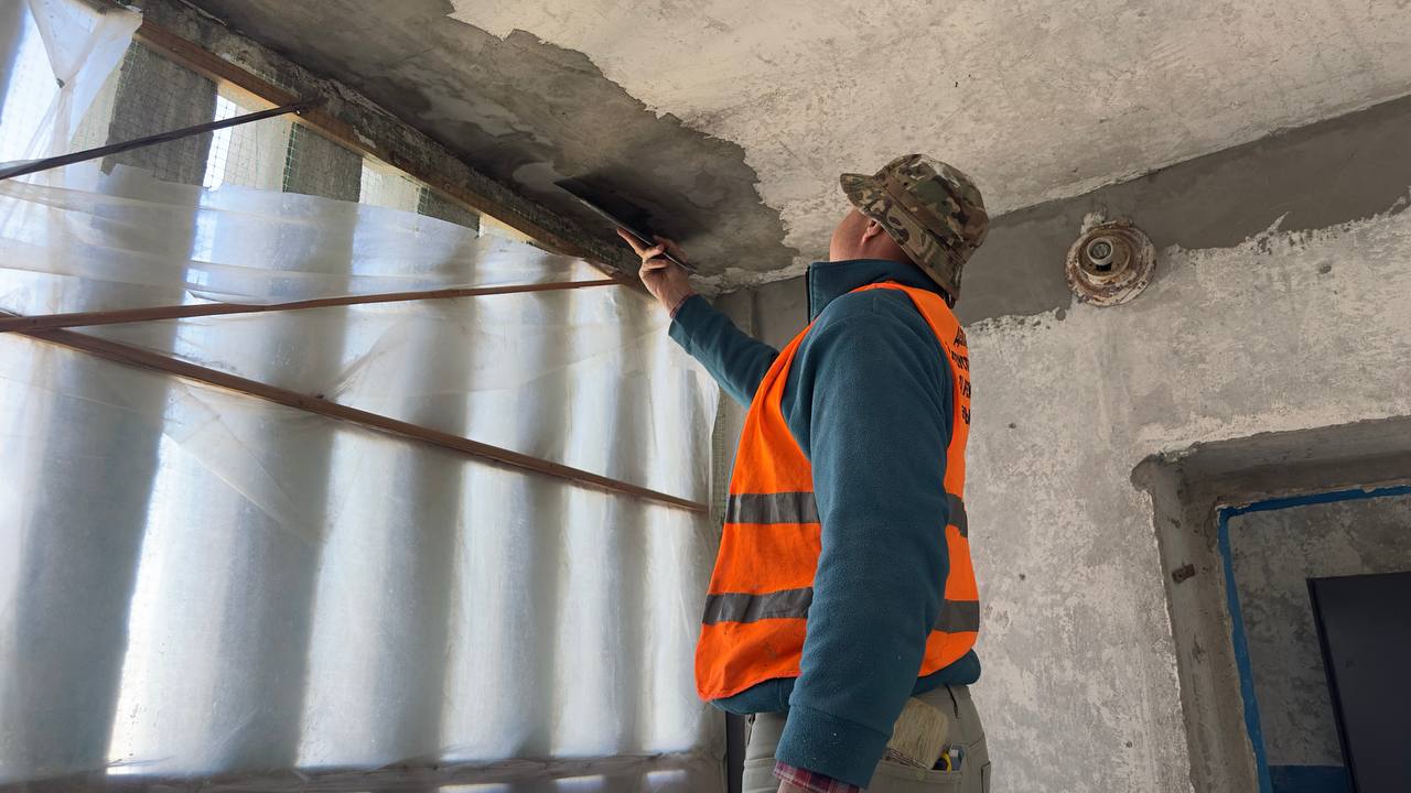 Відбудовують будинок після обстрілів на Аерокосмічноиу проспекті: Новини Харкова