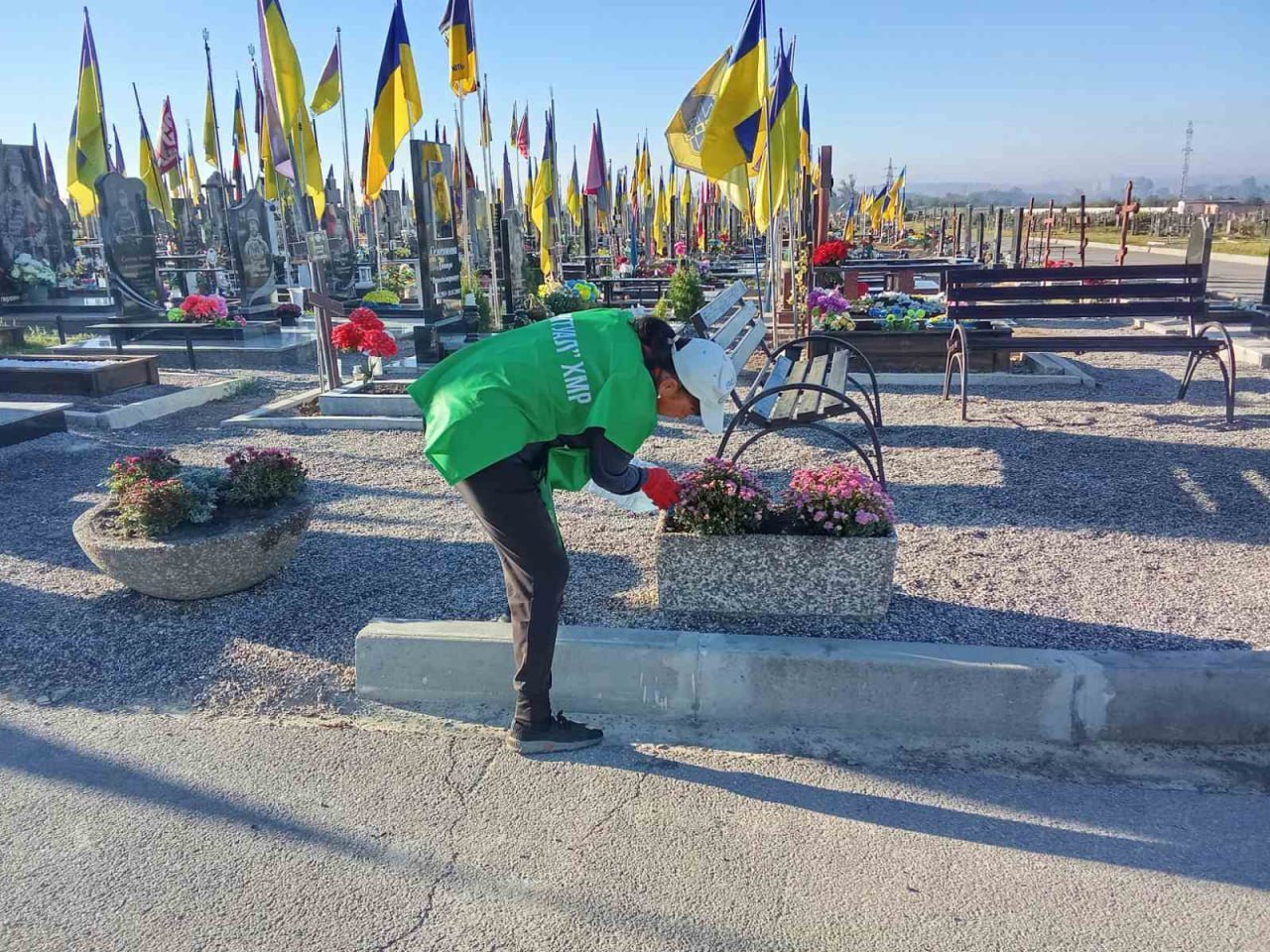 Прибрали 5 гектарів алей та газонів на міських кладовищах комунальники: Новини Харкова