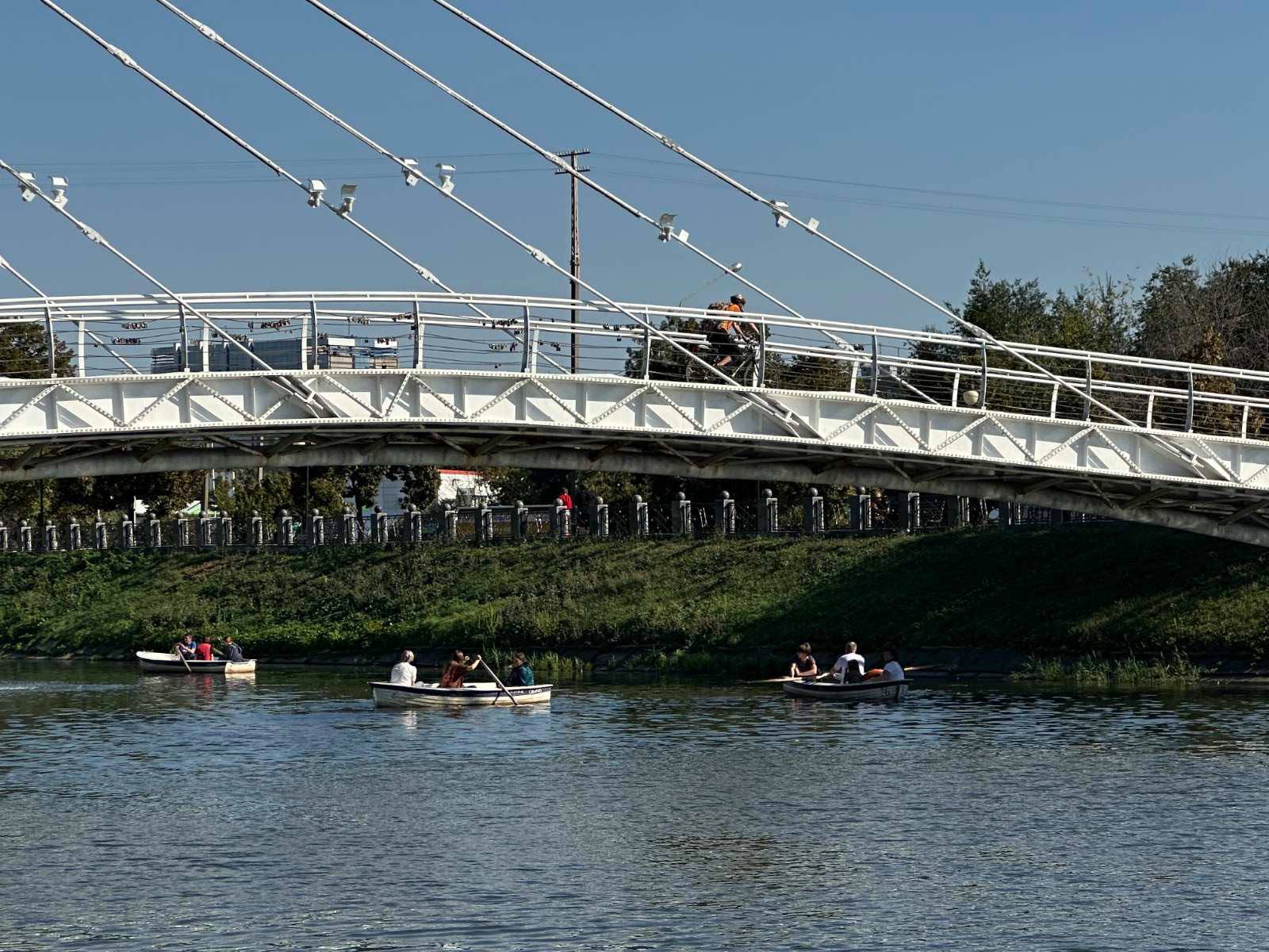 Організували затишну водну прогулянку для родин полеглих Героїв біля скверу «Стрілка» у місті: Новини Харкова