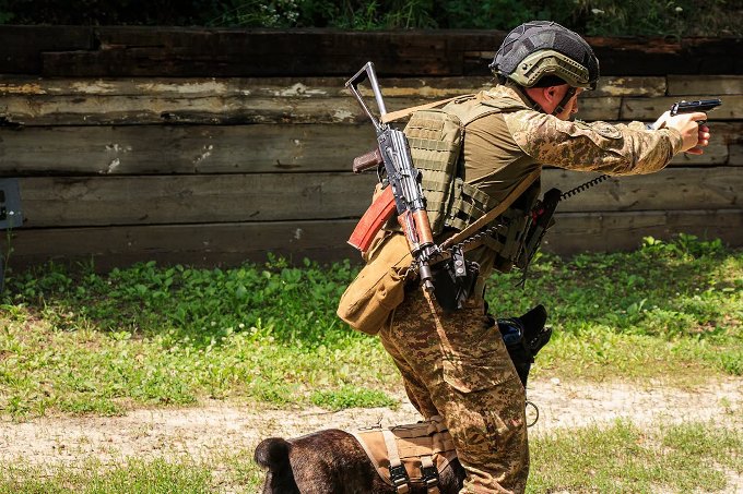 Кінологи «Скіфа» тренують службових собак по чотири години щодня
