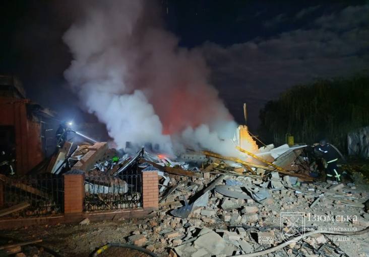 Новини Харкова: в Ізюмі після опівнічного удару загорівся торговельний заклад