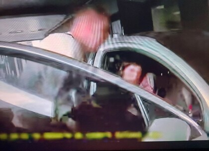 Патрульні Харкова супроводили до пологового будинку авто з жінкою, у якої почалися перейми