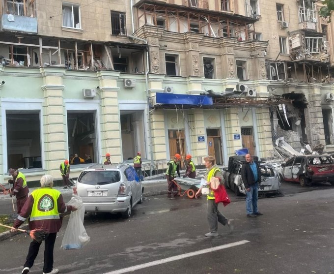 У Харкові прибирають наслідки атаки в Шевченківському районі