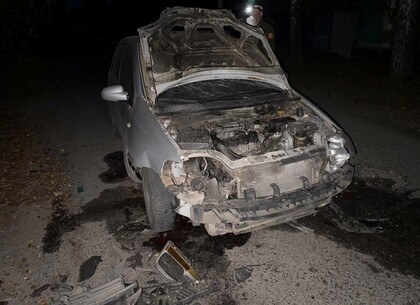 FPV-дрон на оптоволокні пошкодив автомобіль у Золочеві на Харківщині