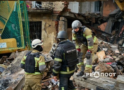 Як у Харкові розбирають завали після російського ракетного удару: фоторепортаж