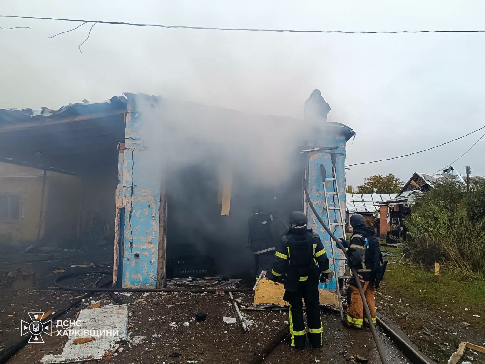 В Ізюмі після російського обстрілу загорівся гараж