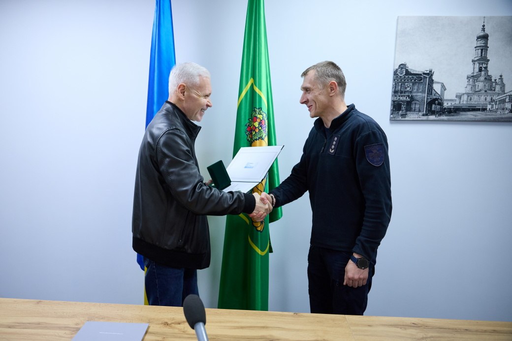 Рятували життя людей під час обстрілв та нагороджені Ігорем Тереховим надзвичайники та медики: Новини Харкова