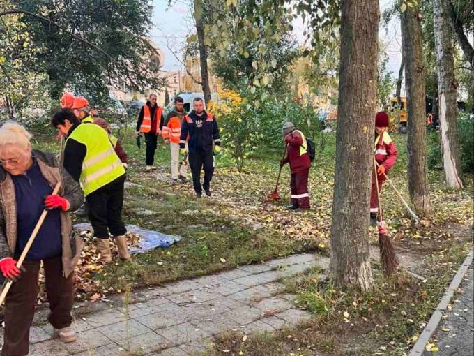 У Харкові ліквідовують наслідки атаки в Новобаварському районі