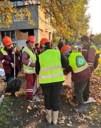 У Харкові ліквідовують наслідки атаки в Новобаварському районі