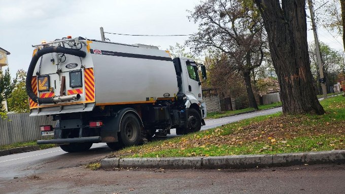 У Харкові за дві доби вивезли 500 кубометрів листя та сміття